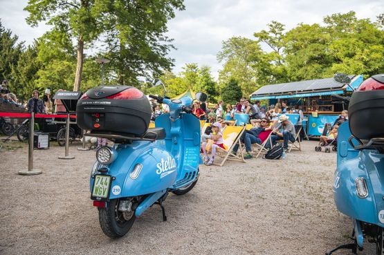 Blaue Stella E-Roller der Stadtwerke Stuttgart stehen auf einem Parkplatz