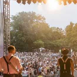 Blick von der Bühne der Neuen 107.7 auf eine Menschenmenge die zur Musik der Band feiert