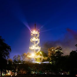 Der Killesbergturm beleuchtet bei Dunkelheit