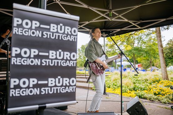 Eine Musikerin spielt auf der Bühne des Pop-Büro der Region Stuttgart