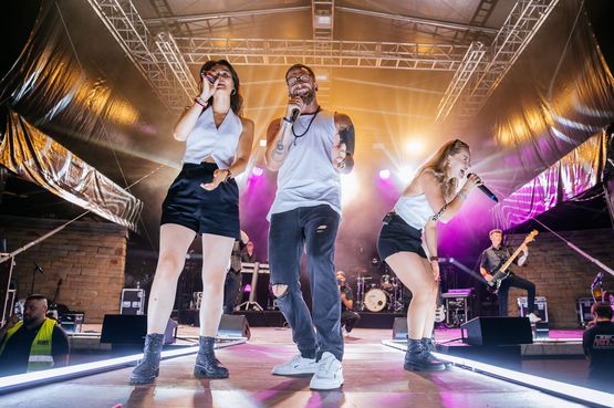 Musiker performen auf der Bühne der Neuen 107.7 an der Freilichtbühne