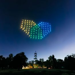 100 Drohnen bilden mit Lichtern im Nachthimmel über dem Killesbergturm das Logo der Stadtwerke Stuttgart