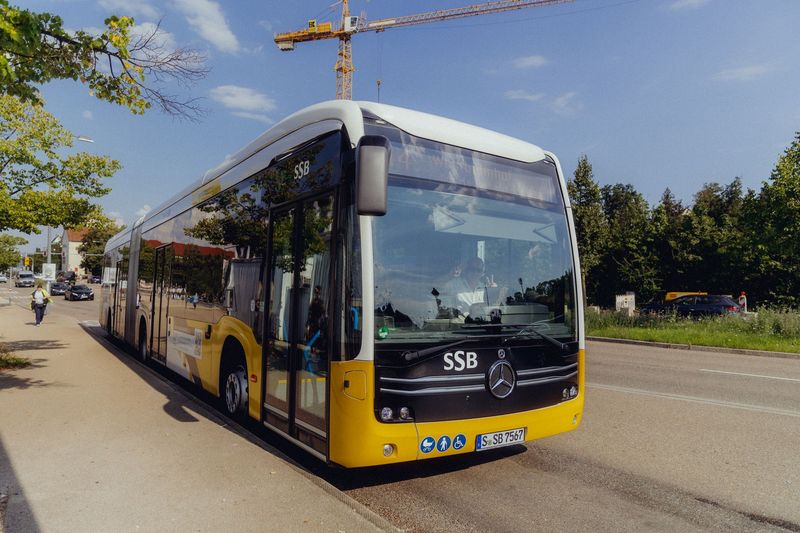 Ein Linienbus hält an einer Haltestelle