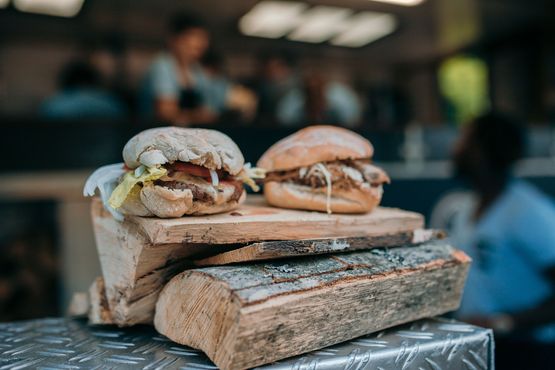 Zwei ansehnlich gestaltete Brötchen drapiert auf einem Tisch