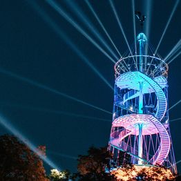 Der Killesberg-Turm bei Dunkelheit in Blau und Rot angestrahlt