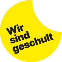Logo der Initiative Nachtsam: ein Halbmond mit schwarzer Aufschrift "Wir sind geschult"