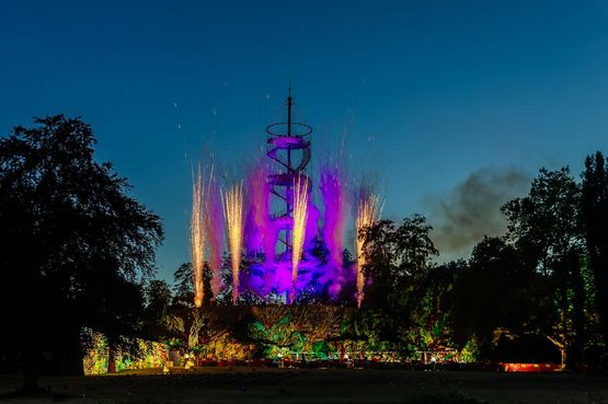 Lichtfontänen schießen bei der Lichterfestival-Show am Killesbergturm empor.